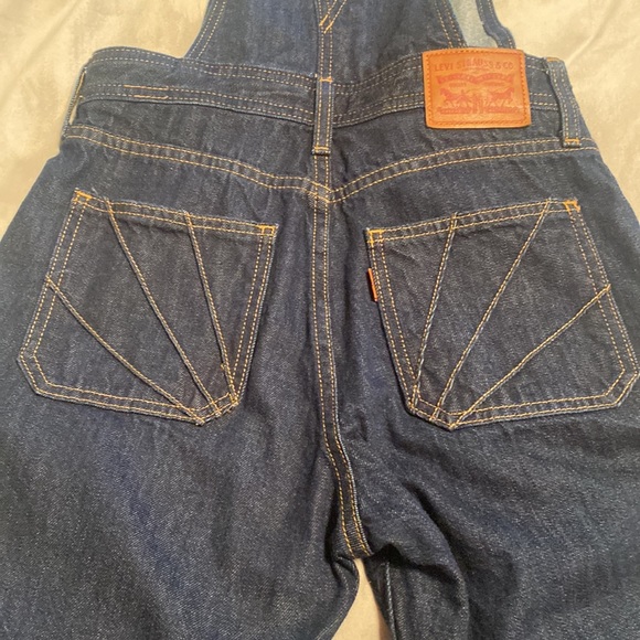 Super cute vintage style (but not) Levi’s overalls in EUC - Picture 2 of 3